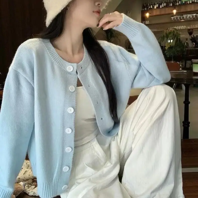 معطف سترة صوفية ناعمة ولزجة باللون الأزرق الفاتح على الطراز الكوري الجديد للنساء، سترة قصيرة محبوكة برقبة دائرية مع بور