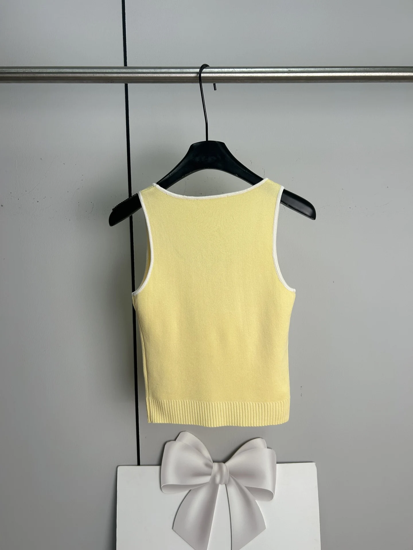 

Ladies' U-neck Knitted Vest Is High-end And Fashionable