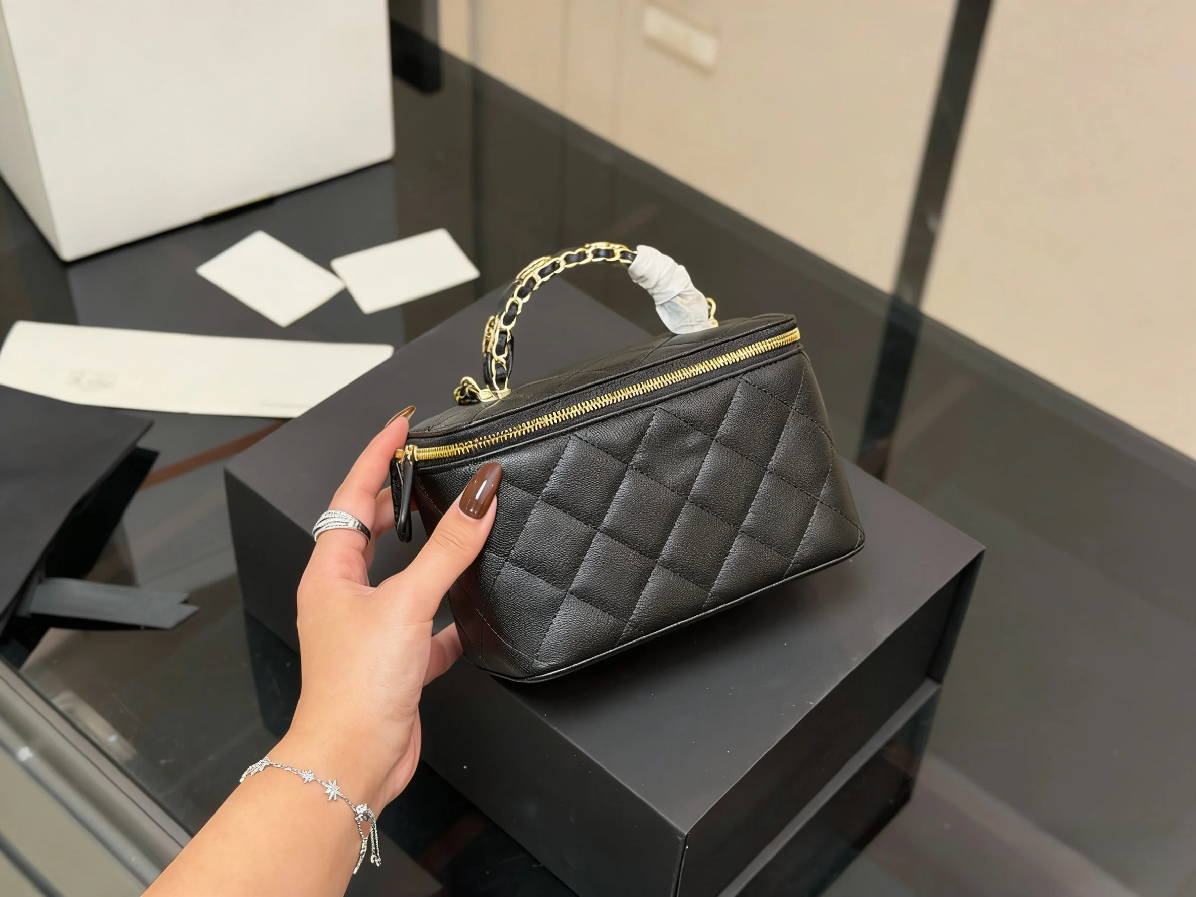 

2025 Новый РАЗМЕР: 17x11 СМ Модные универсальные сумки кожаный плечевой ремень Ручной без коробок