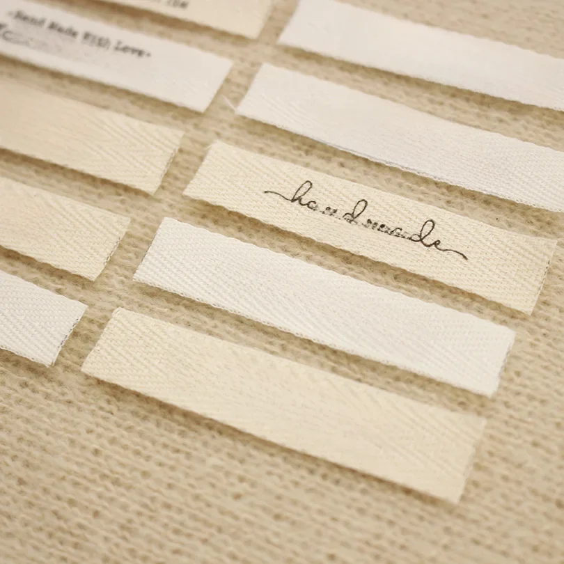 12x60mm Niestandardowa etykieta Twill - spersonalizowana marka, metki z bawełny organicznej, jedna lub dwie linie, tekst do personalizacji, metki zmywalne (xw5500) — zdjęcie 2