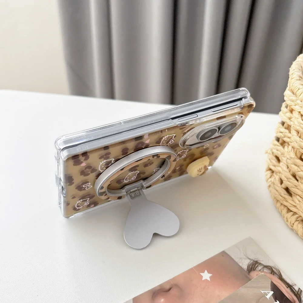 Magnetyczne etui na telefon z motywem kota w panterkę, przeznaczone do modeli Samsung Galaxy Z Fold 8, Ultra Fold 7, Fold 7, 6, 5, z funkcją podstawki Magsafe i łańcuszkiem. — zdjęcie produktu 6