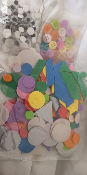 1000pcs Kids Crafts Art Supplies Kit Pipe Cleaners Pompoms Foam Stickers Feather Felt Cloth Button DIY Creative Craft Toy Gifts photo review