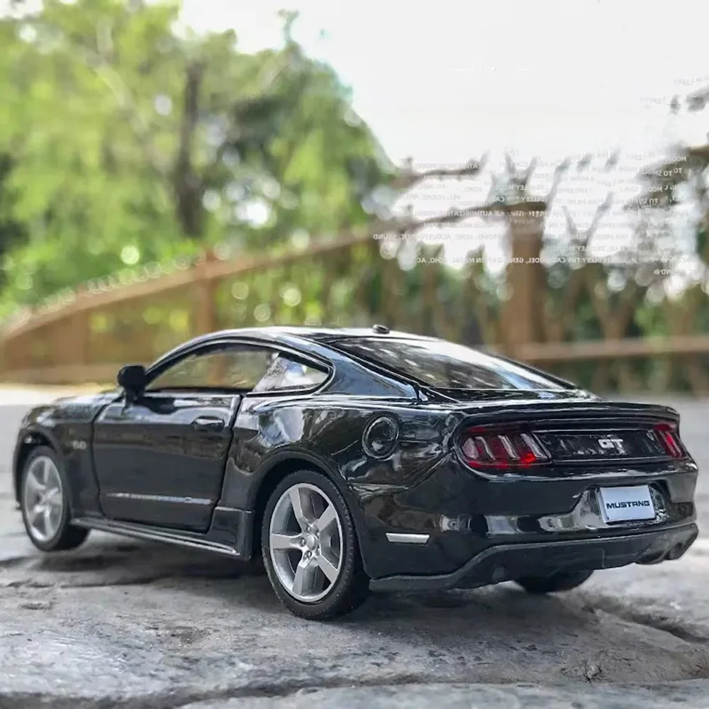 1:36 alliage Ford Mustang Batmobile jouet modèles voitures portes ouvertes pneus en caoutchouc Miniature voiture roue retirer véhicule modèle ornement