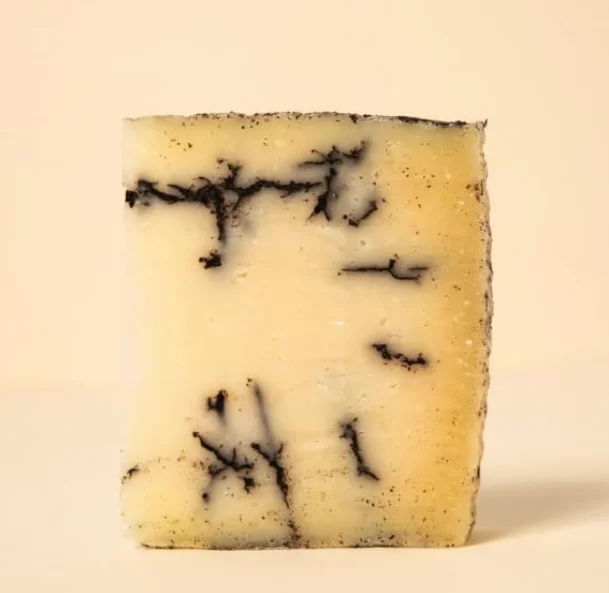 Wedge of sheep 100% cheese with truffle-approx. 200g, vacuum packed in our special selection of Iberian Gourmet at home.