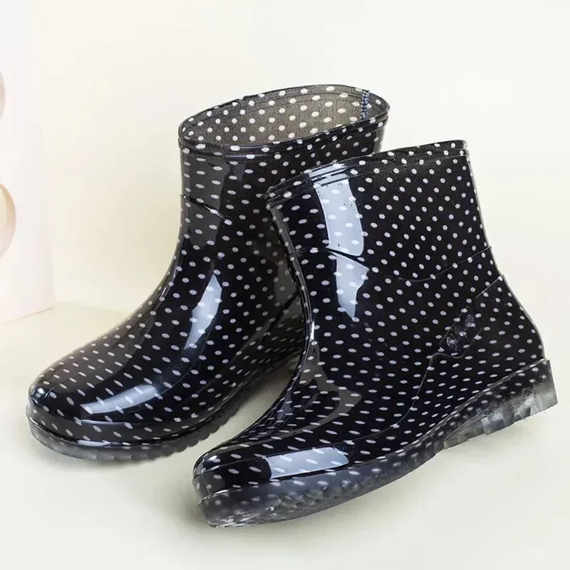 Chaussures de travail en caoutchouc imperméables pour femmes, bottes de pluie à tube court, matériau PVC à la mode, chaussures de cuisine pour dames