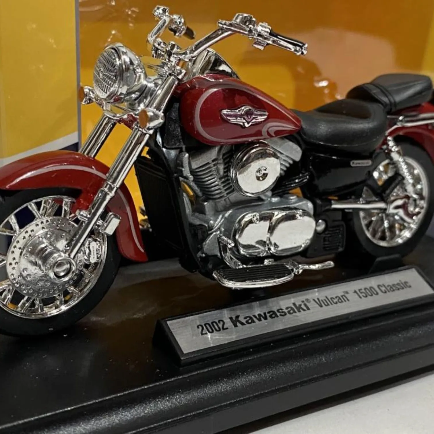 Welly, Vulcan 1500 Classic 2002, moto de type personnalisé avec grande cylindrée et style classique, échelle 1:18, miniature en métal moulé sous pression, collection de motos légendaires, grand niveau de détail, sans emballage, emballage d'origine avec fenêtre, base de présentation de la marque et du modèle