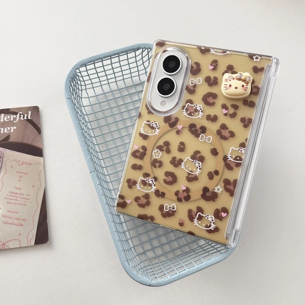 Magnetyczne etui na telefon z motywem kota w panterkę, przeznaczone do modeli Samsung Galaxy Z Fold 8, Ultra Fold 7, Fold 7, 6, 5, z funkcją podstawki Magsafe i łańcuszkiem. — zdjęcie produktu 5