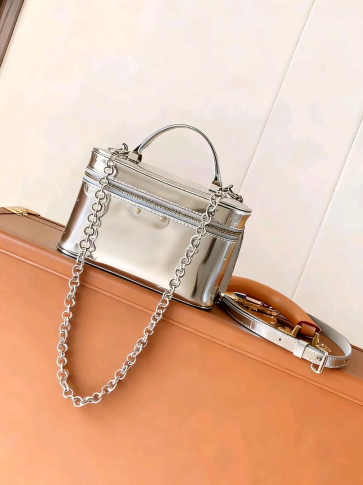 

2025 Fashion Silver Chain Women Makeup Bag Mini Handbag with Detachable Shoulder Strap Shiny Party Bag (Size: 19-11-6.5 cm) PB8
