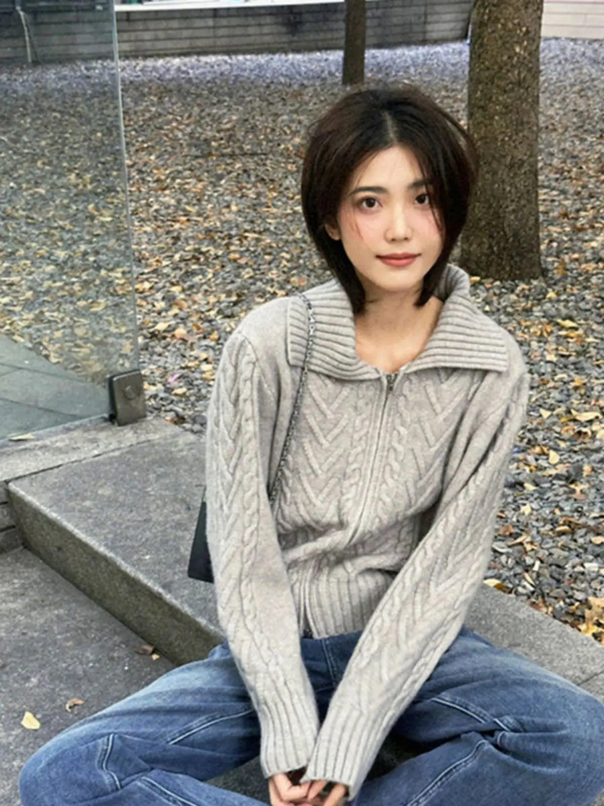 A grey twisted zipper sweater jacket for women's autumn and winter, with a thick design sense and a laid-back style