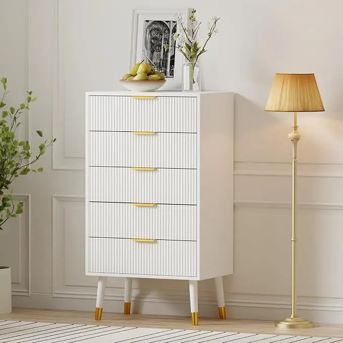 Comò moderno in legno con 5 cassetti, design a listelli, ampio mobile contenitore per camera da letto, corridoio o soggiorno.