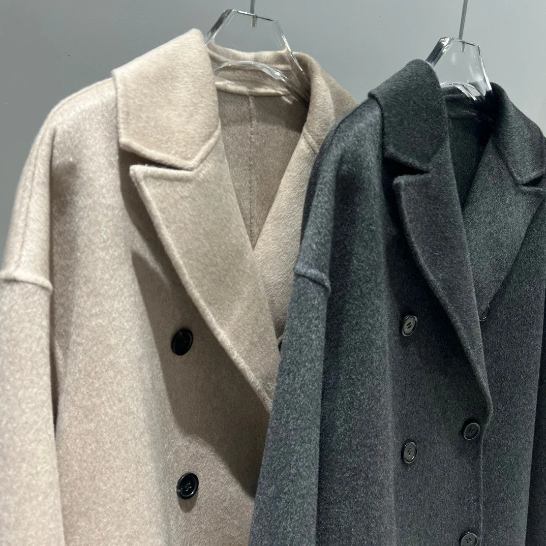 Eleganter einfarbiger Sashmere-Mantel für Damen im Herbst