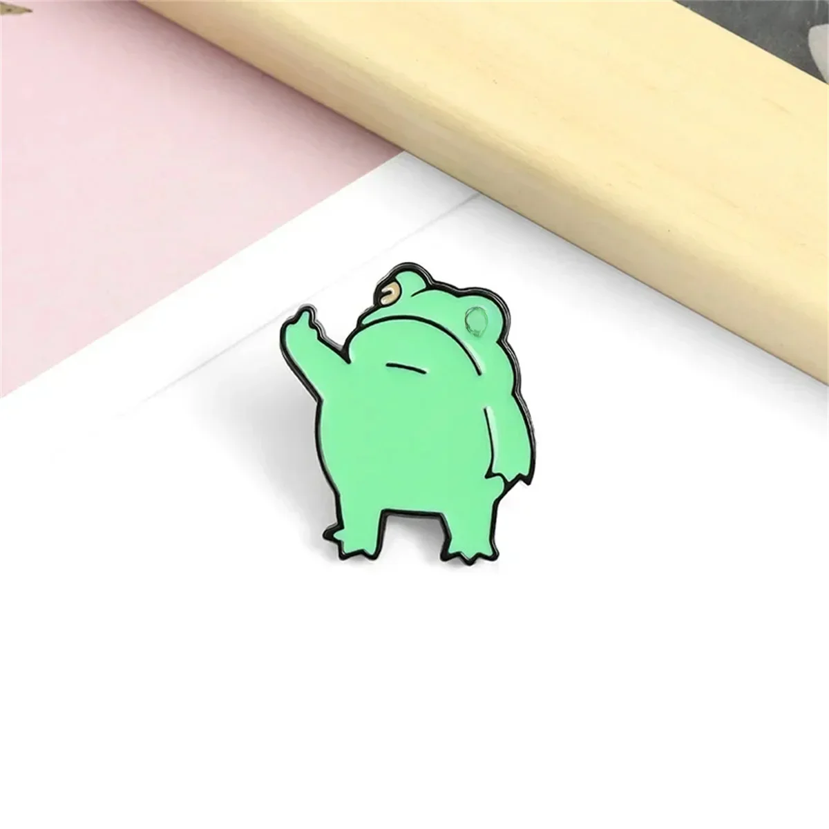 Nette Lustige Vertikale Mittelfinger Frosch Legierung Brosche Kreative Cartoon Tier Abzeichen Persönlichkeit Allgleiches Kleidung Zubehör