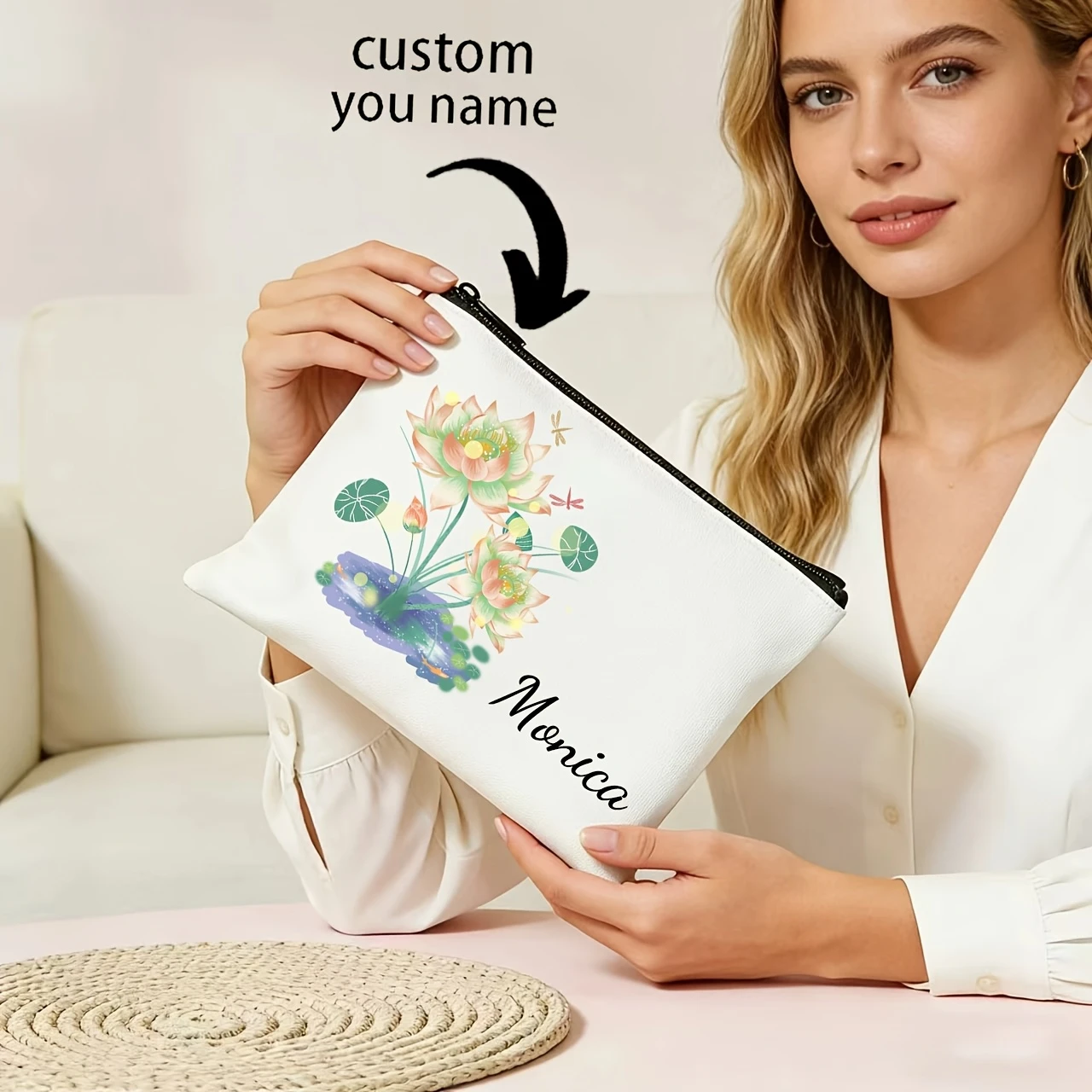 Trousses de maquillage personnalisées avec un motif de bassin de lotus serein comme point focal visuel, permettant d'ajouter un nom anglais unique.
