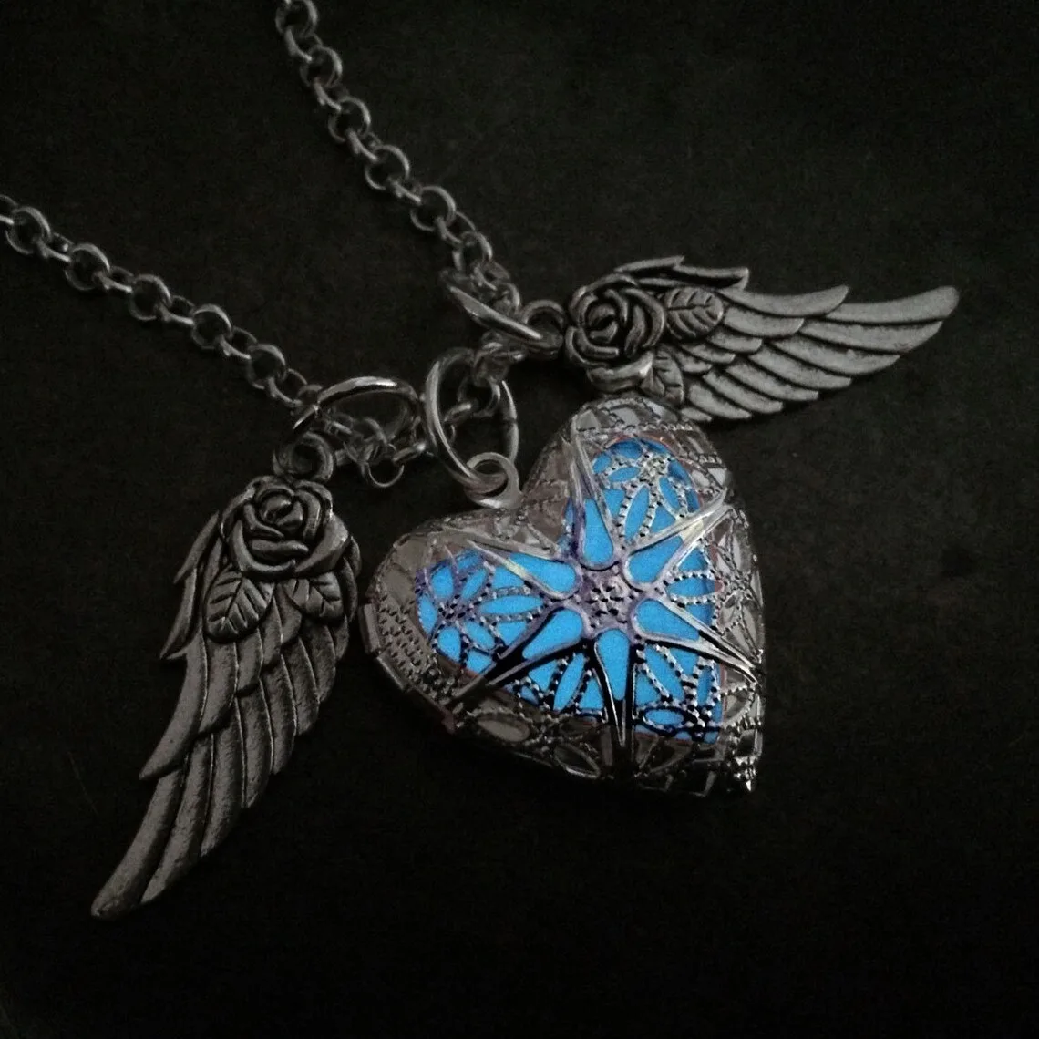 Y2K style fashionable and creative heart-shaped angel wing necklace with luminous effect, suitable for daily wear