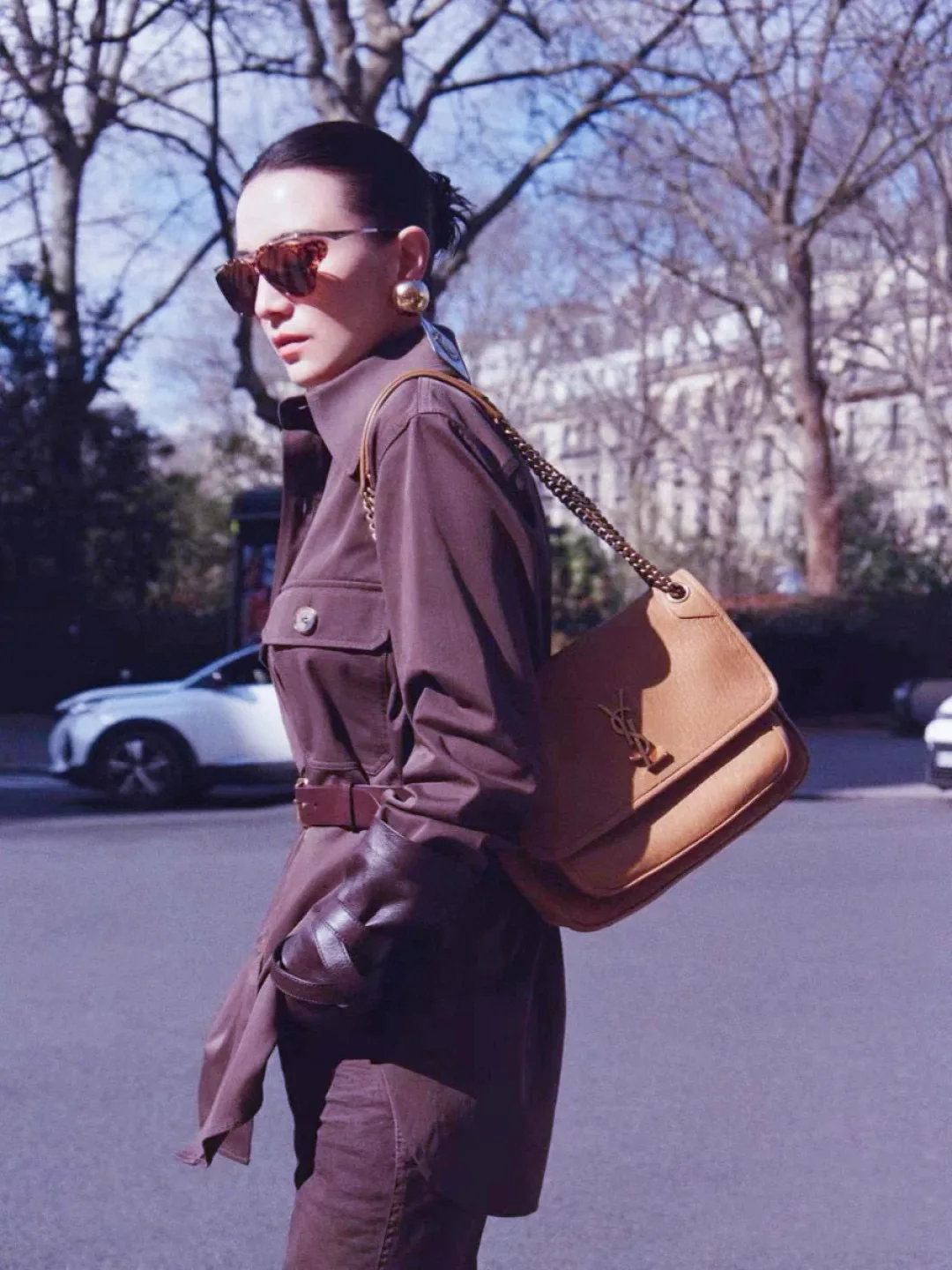 Terno de calça com cinto feminino elegante e mínimo de outono