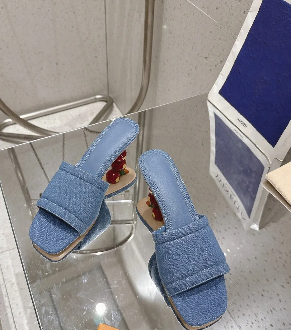 

Лето 2025г должен быть! Джинсовые тапочки на низком каблуке — стильные, удобные, идеально подходящие для начинающих и начинающих