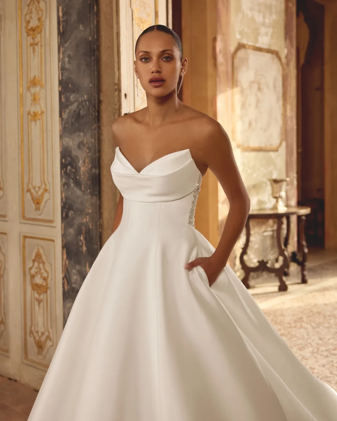 

Customized White Satin Classic Wedding Dress A-Line Strapless Modern Bridal Party Appliques Crystal Bridal Gowns Luxury