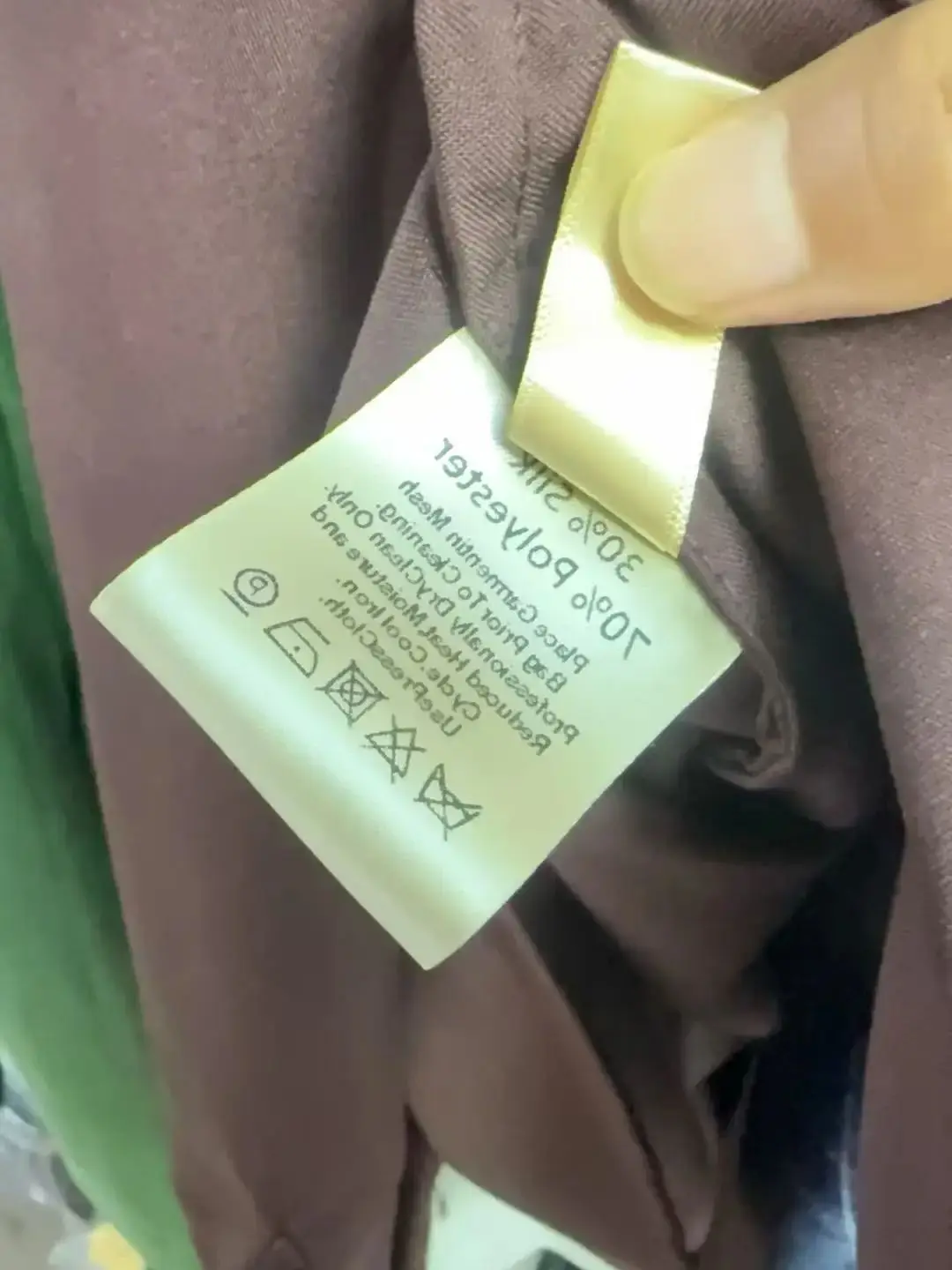 Terno de calça com cinto feminino elegante e mínimo de outono