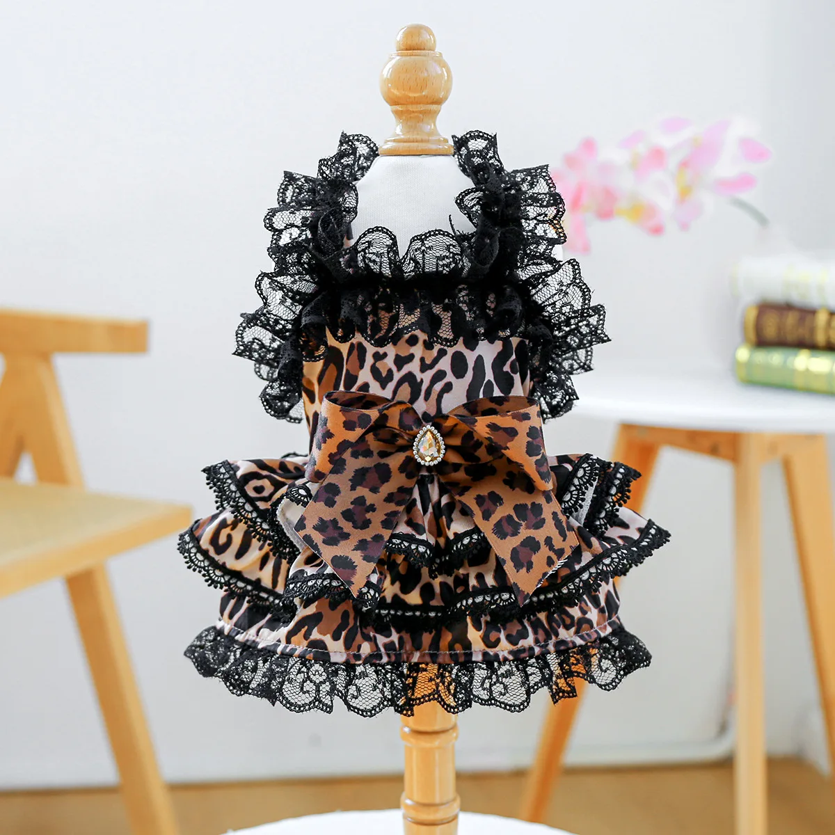 

Leopard Print Dog Dress – Lace Ruffle Pet Outfit with Bow for Party or Photos