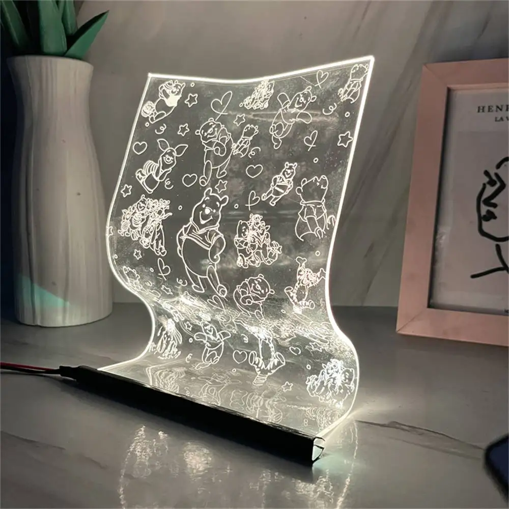 Linda lámpara de mesa LED de oso, luz acrílica, guía de escritorio, animación Popular, decoración de arte IP, iluminación de escritorio para niños, el mejor regalo