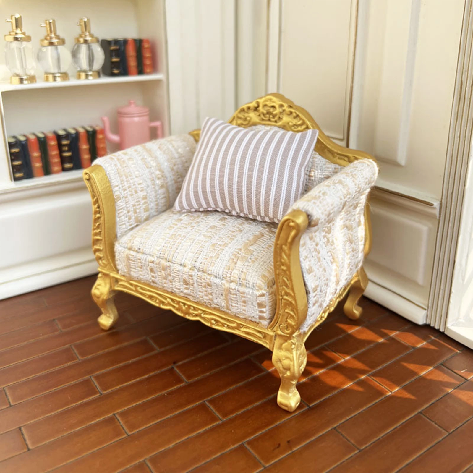 Sofá de madera en miniatura para casa de muñecas, modelo de sofá decorativo en miniatura dorado para casa de muñecas