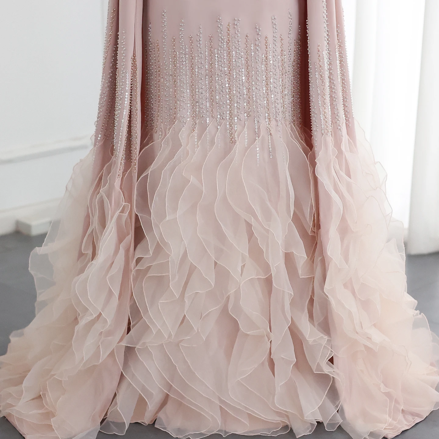 Sharon Said Luxuriöse Meerjungfrauen-Abendkleider in Nude mit Cape-Ärmeln und gestuften Rüschen für arabische Hochzeitsfeiern SS440 Maßanfertigung – Detail 26