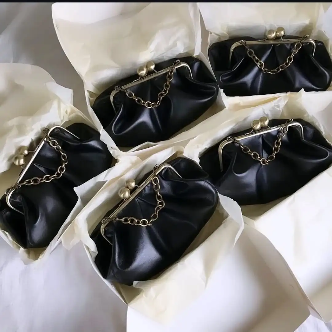 

LOST IN VINTAGE Artificial Leather Bags Volumetric Varnish Clutch Kiss Lock Puffy Clutch Antique Frame Deep Folds 35x23x12cm