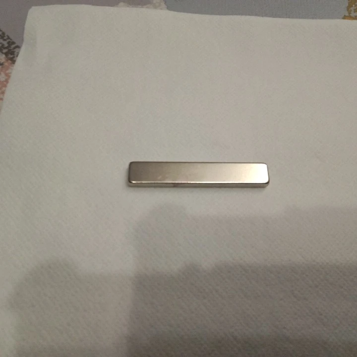 Bolígrafo Magnético para Uñas en color plata, ideal para diseños de uñas.