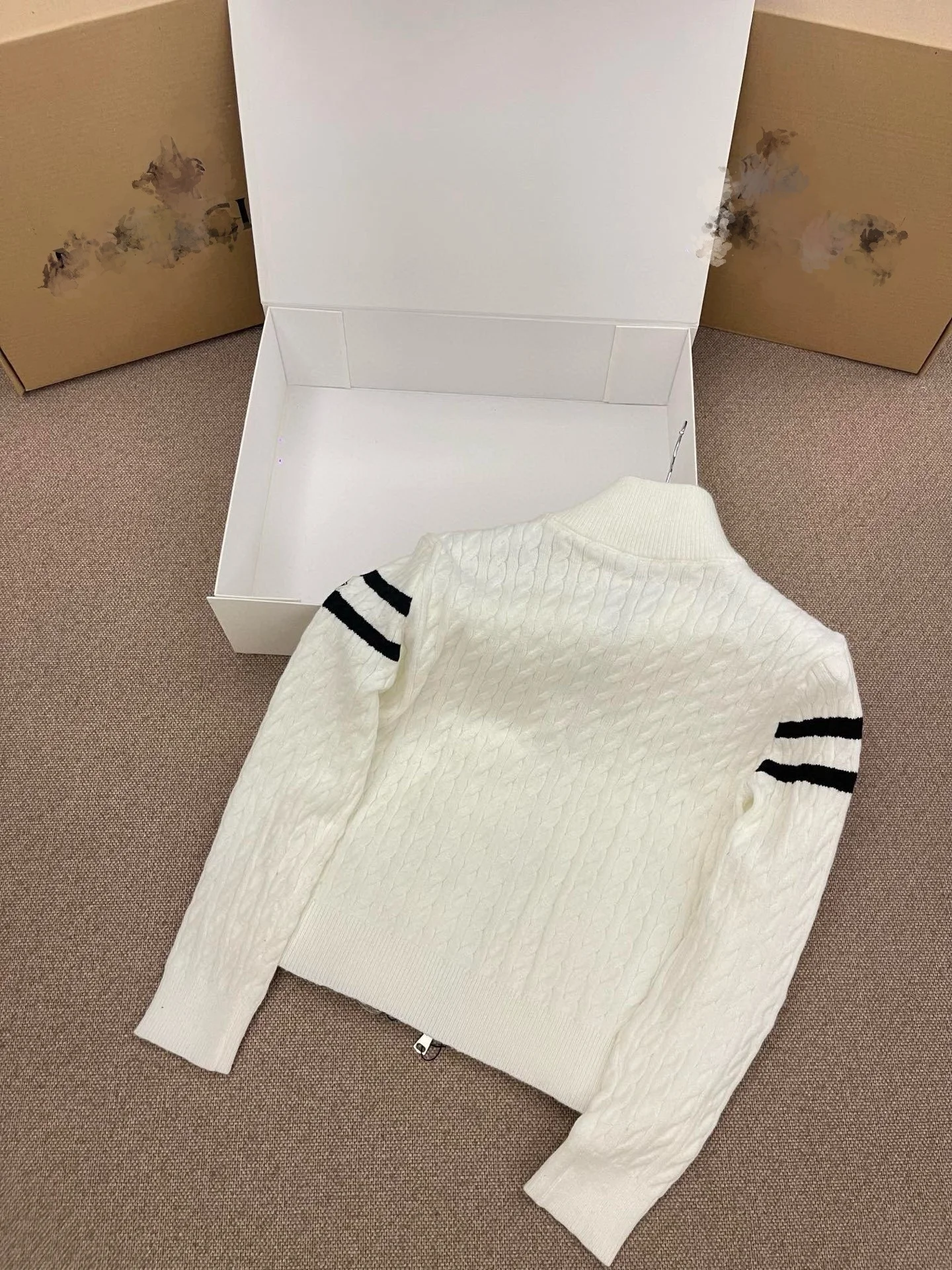 

The 2025 new women's white down jacket knitted autumn warm and fashionable coat a unique mixed style fitted white coat