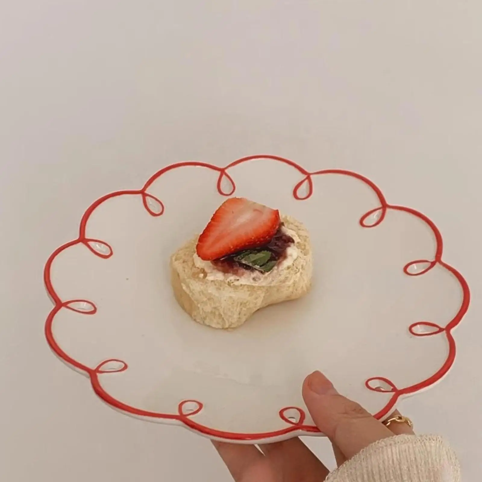 Modern Flower Shaped Ceramic Dessert Plate Easy Clean Pastry Platter Table Center Plate for Tea Party and Weddings