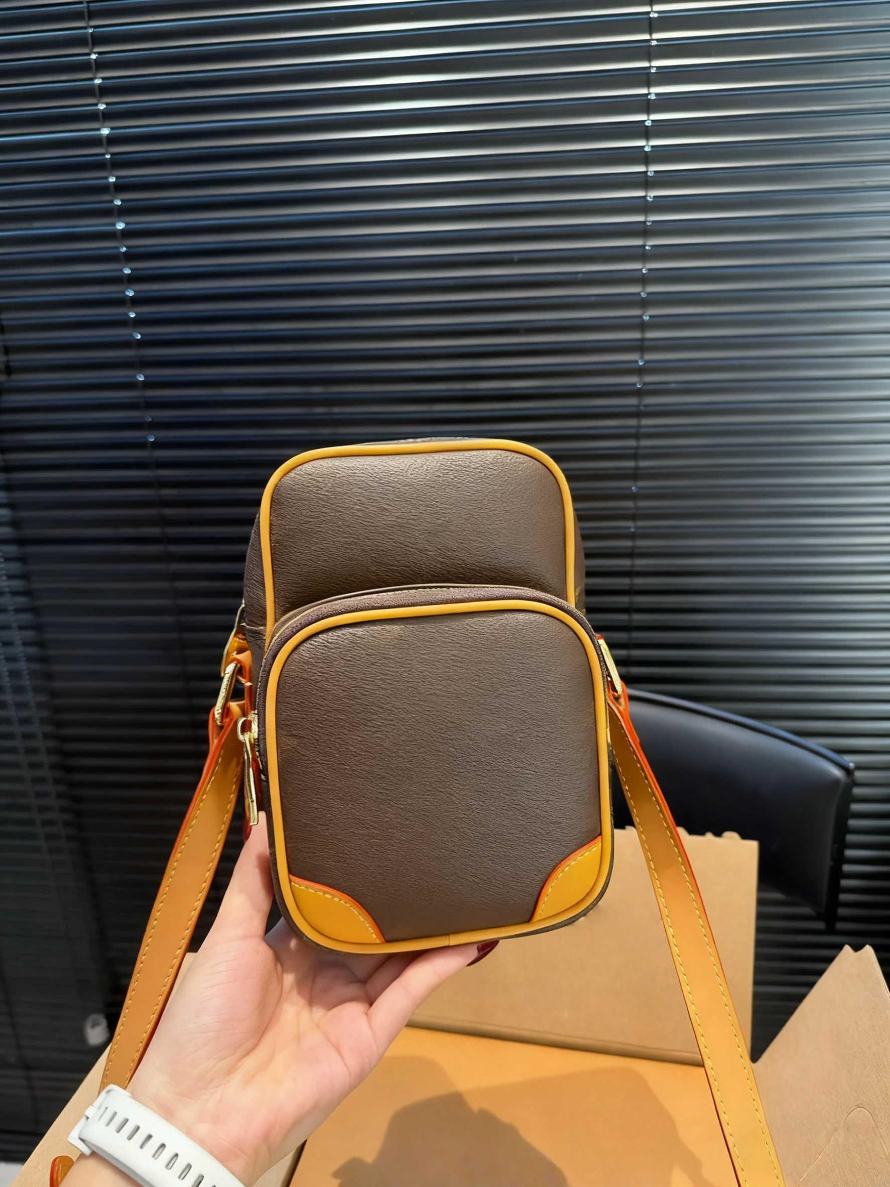 

2025 New SIZE: 13x19 CM Fashionable Versatile bags leather cherry Portable can be carried on the shoulder no boxes