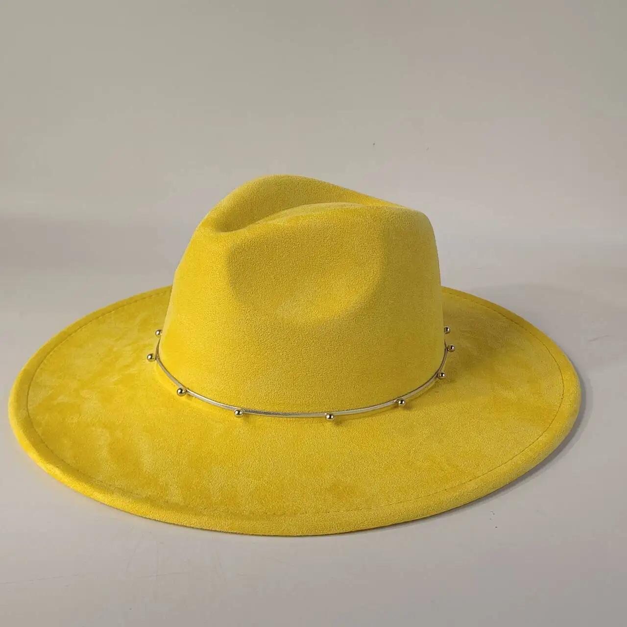 قبعة فيدورا من جلد الغزال بحافة 9.5 سم مع إكسسوارات مختلفة قبعة جاز قبعة الكنيسة الكلاسيكية قبعة واسعة الحواف قبعة نسائية