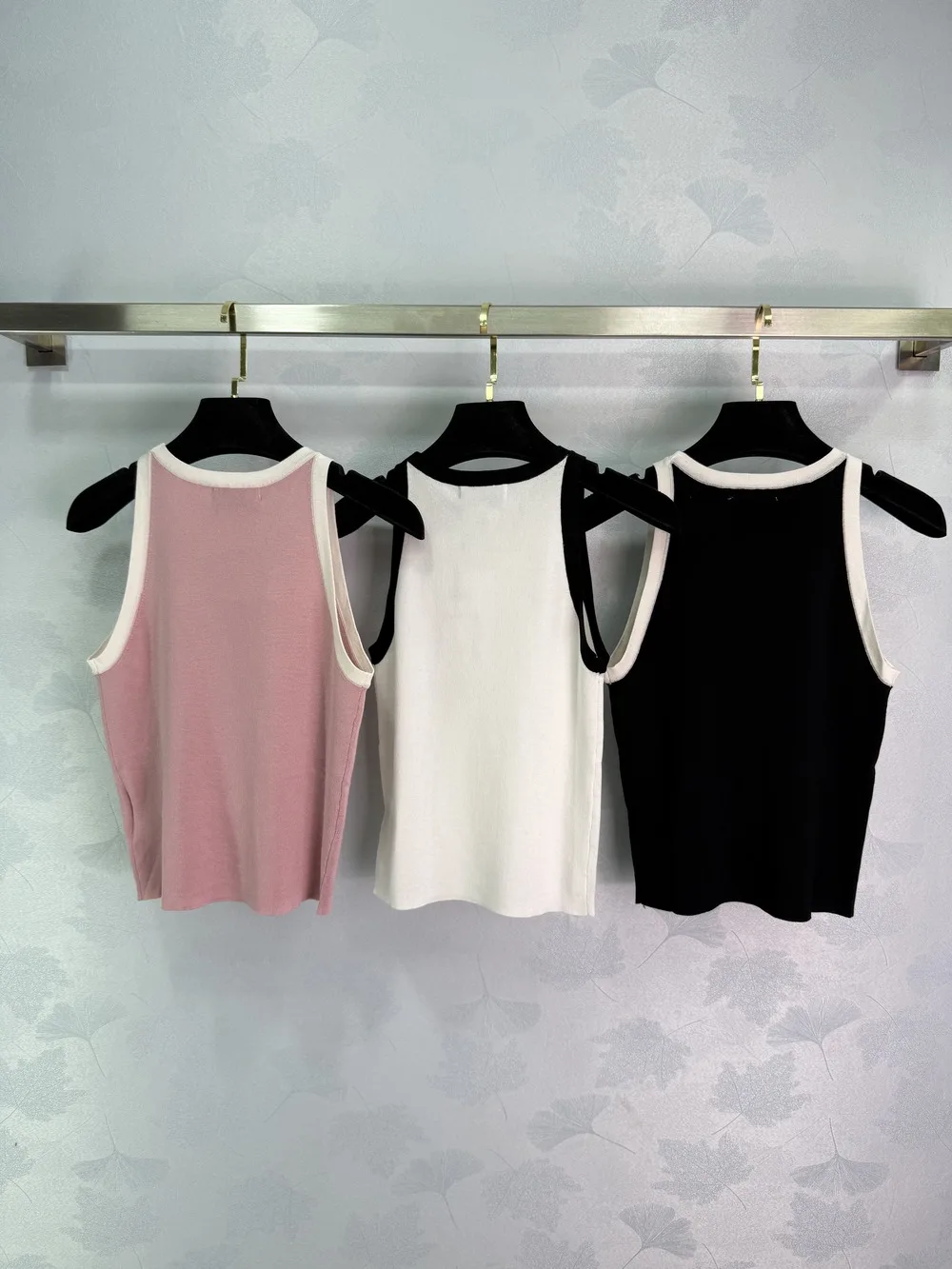 

2025 Summer Essential! U-Neck Colorblock Vest - Stretchy Elastic Fabric, Bold Color Blocking, Perfect for Gym & Errands
