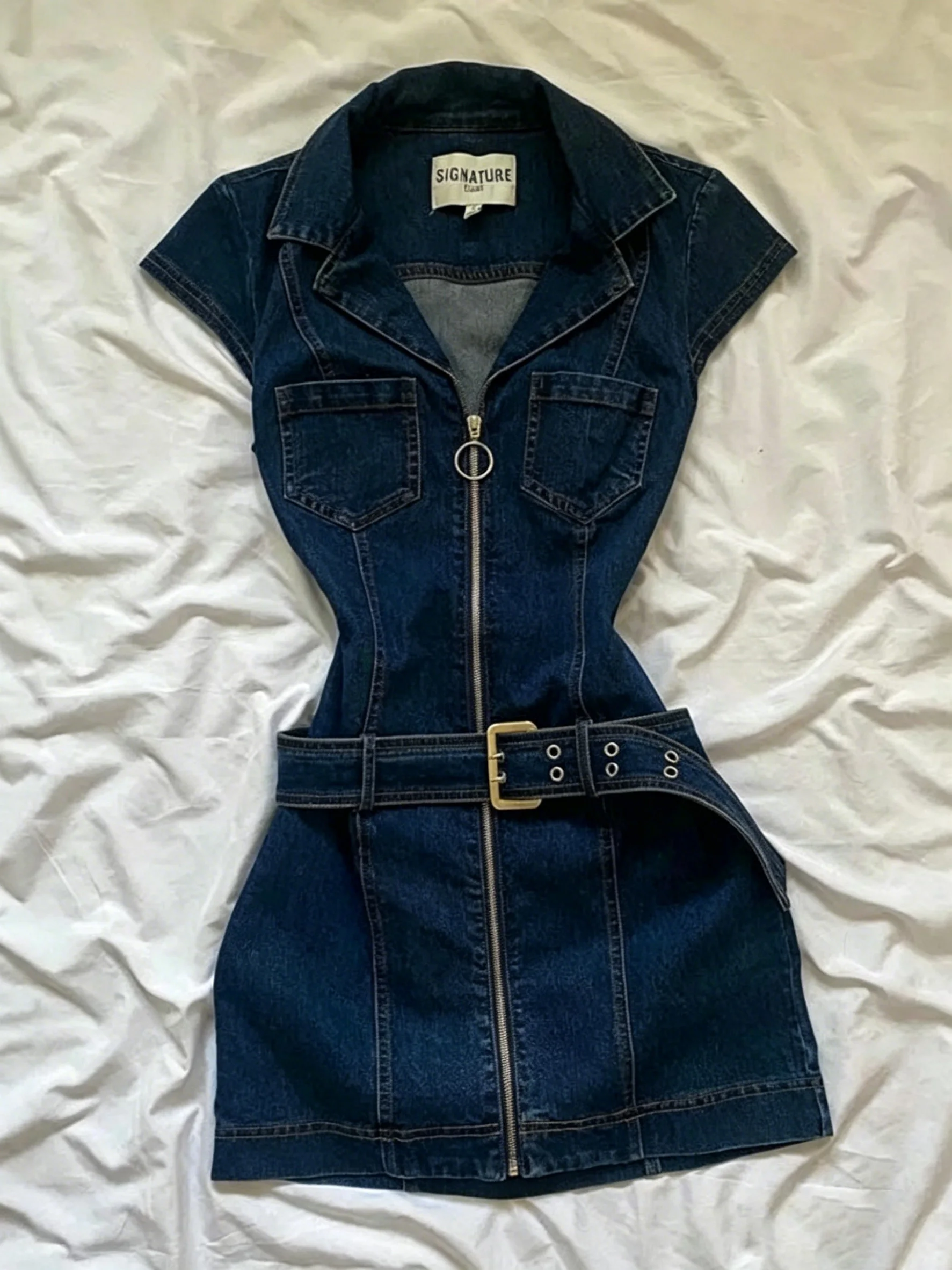 

Retro-style collared zip-up denim dress with an adjustable metal buckle belt, double pockets, short sleeves, and a bodycon silhouette; perfect for everyday wear, commuting, or dates.