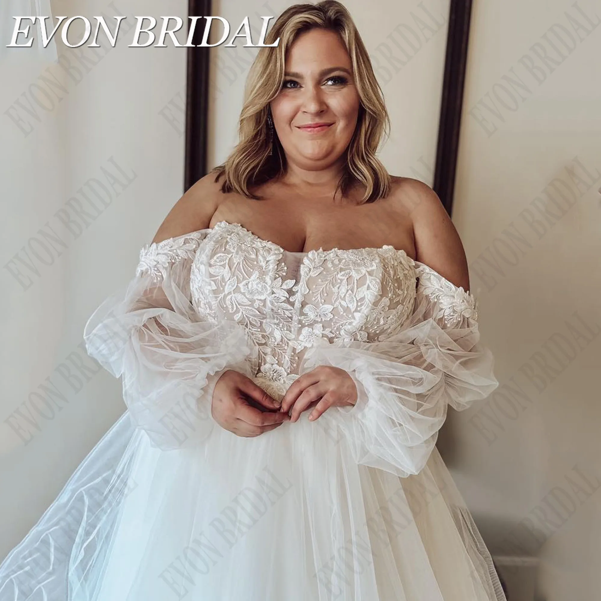 EVON BRIDAL strapless kant trouwjurk plus maat voor bruid pofmouwen A-lijn backless applique op maat gemaakte bruidsjurkenEVON BRIDAL Strapless Kant Bruidsjurk Plus Size Voor Bruid Puff Mouwen A-Lijn Backless Applique