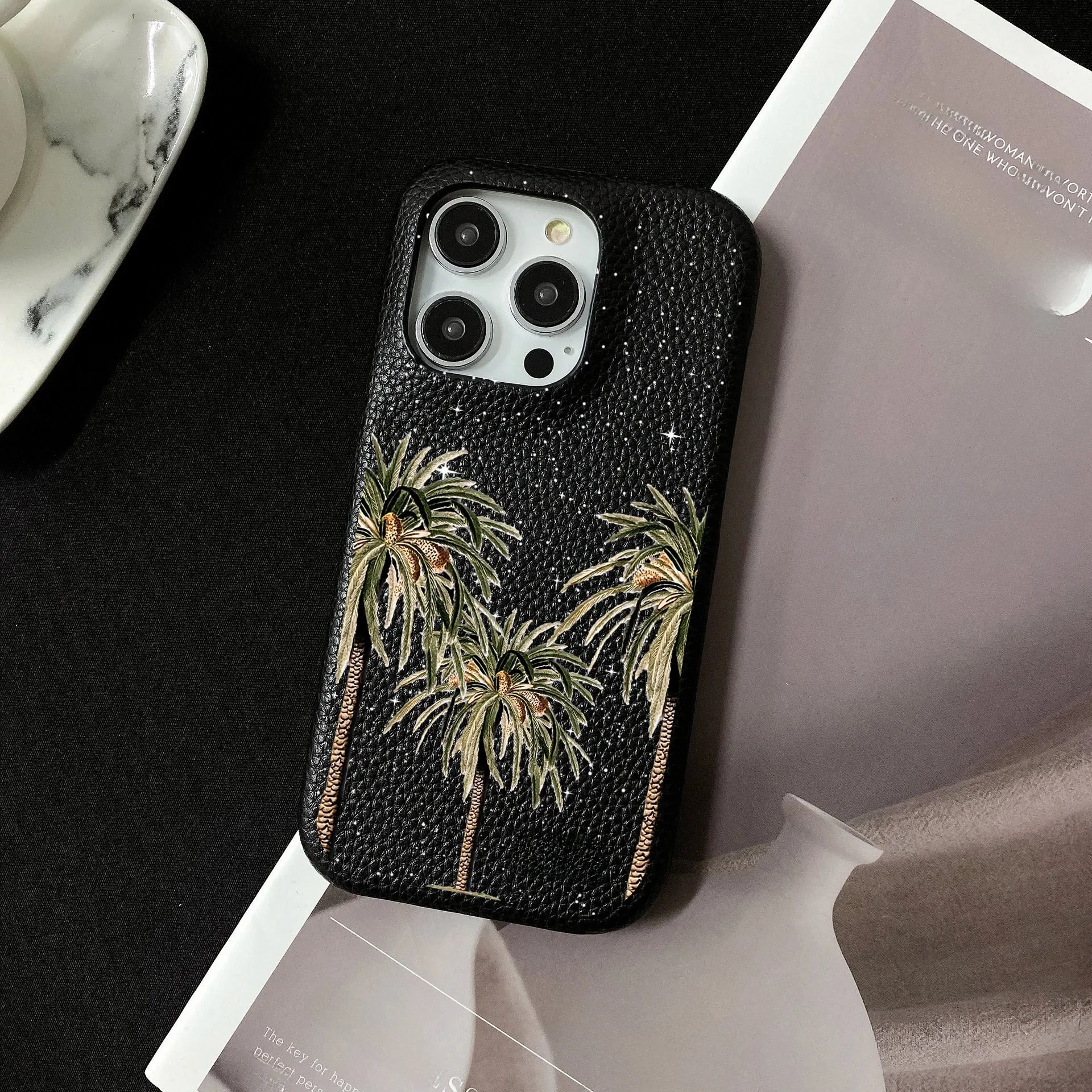 Personalizowane, niepowtarzalne etui ze skóry z inicjałami i imieniem, przeznaczone dla iPhone 11, 12, 14, 13, 15 Pro Max, 16, 14 Plus – luksusowe, twarde obudowy. — zdjęcie produktu 7
