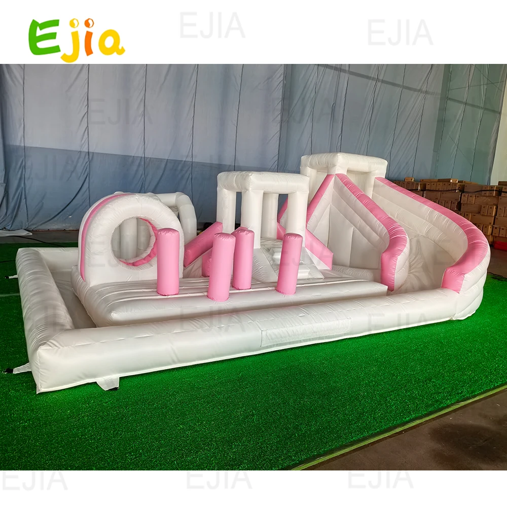 Aire de jeux pour parc de jeux, parcours d'obstacles blanc et rose, avec château de saut, piscine coulissante, tampon gonflable pour événement de fête pour enfants