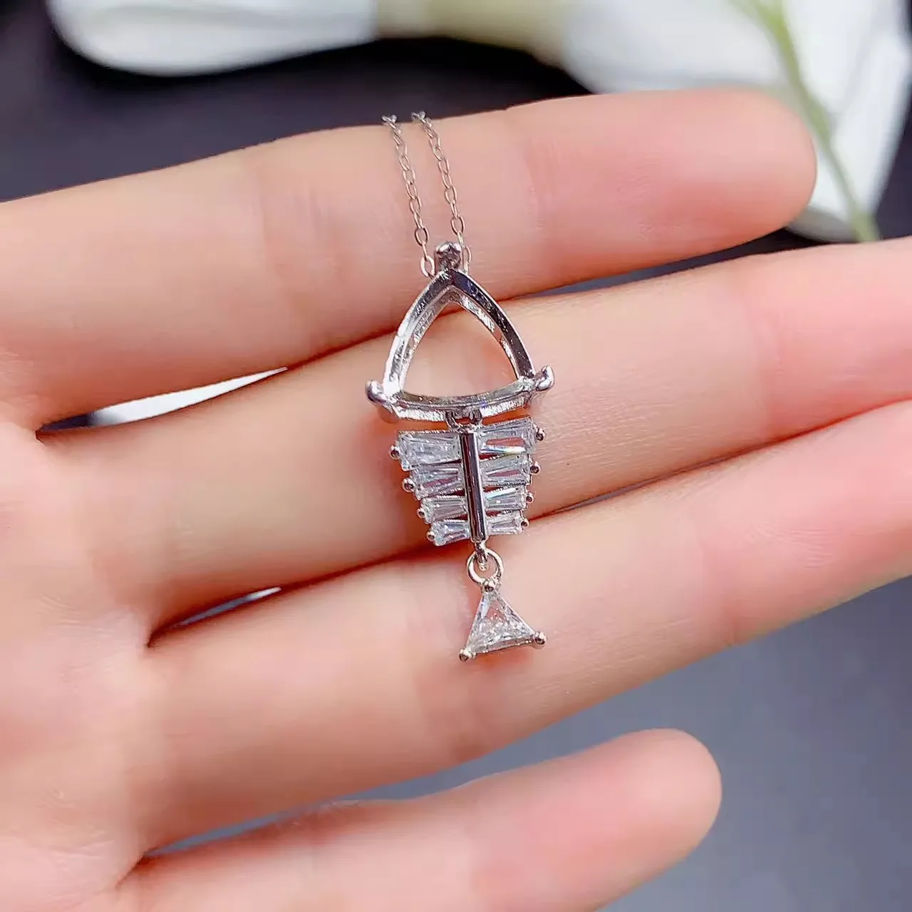Jiaotou Fish S925 Silver Pendant with Empty Support Triangle 10 * 10mm Silver Support Plated with White Gold Rose Gold for Women