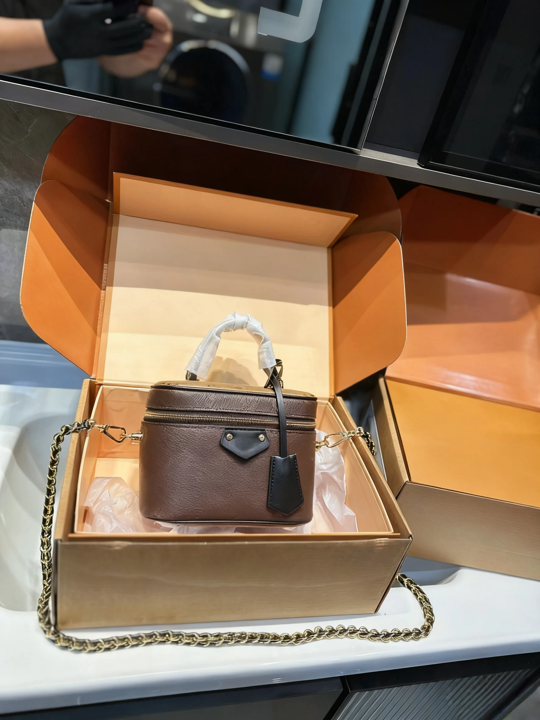 

2025 New SIZE: 19X10X12 CM Fashionable Versatile bags leather cherry Portable can be carried on the shoulder no boxes