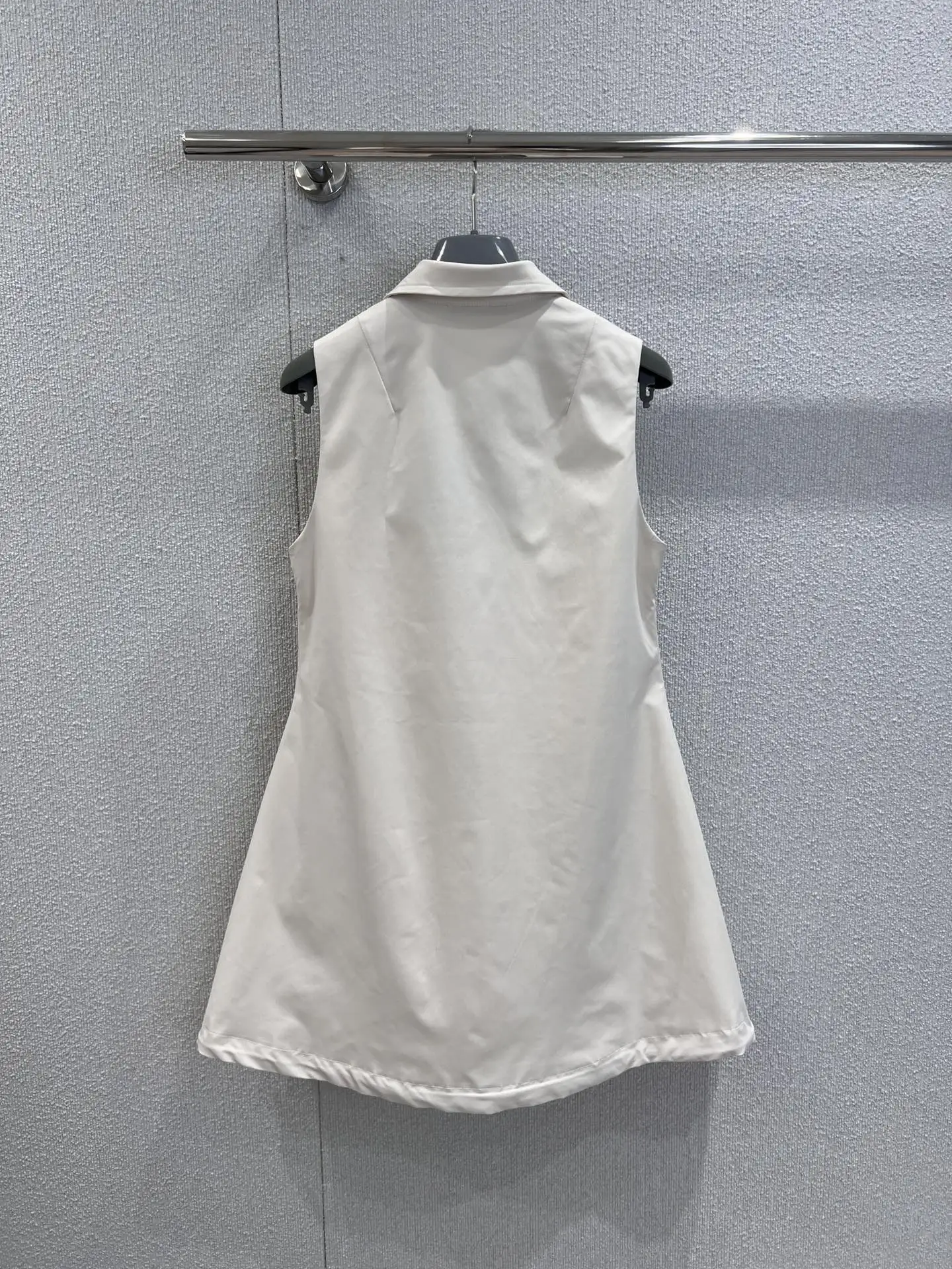 

2025 Summer Women's Gentle Beige Sleeveless Dress A-line Version Shirt Flip Collar Zipper Half placket Design Adjustable WYY-158