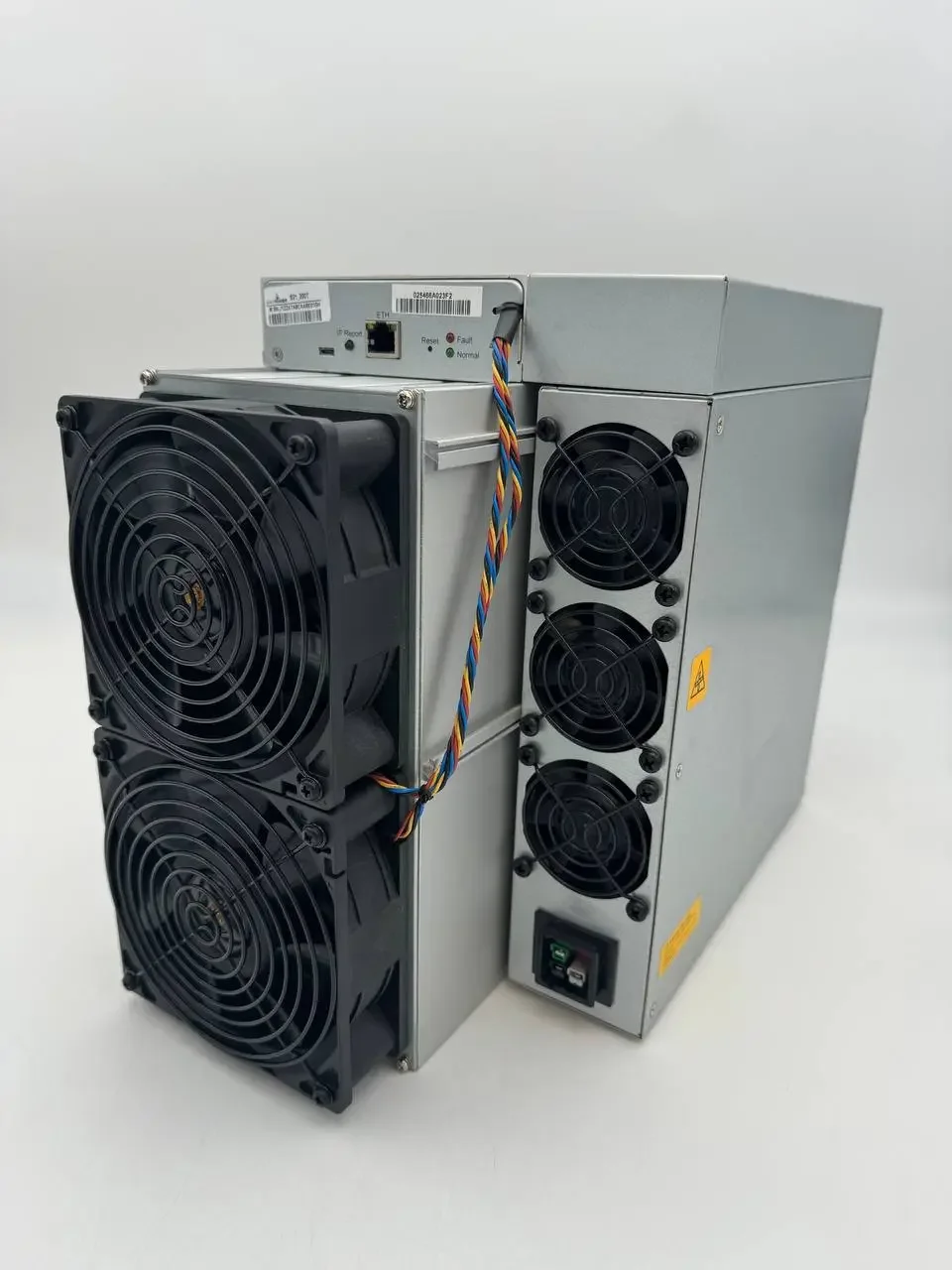 

Новый в наличии на Antminer S21 Bitcoin Miner 200TH/s 3150W