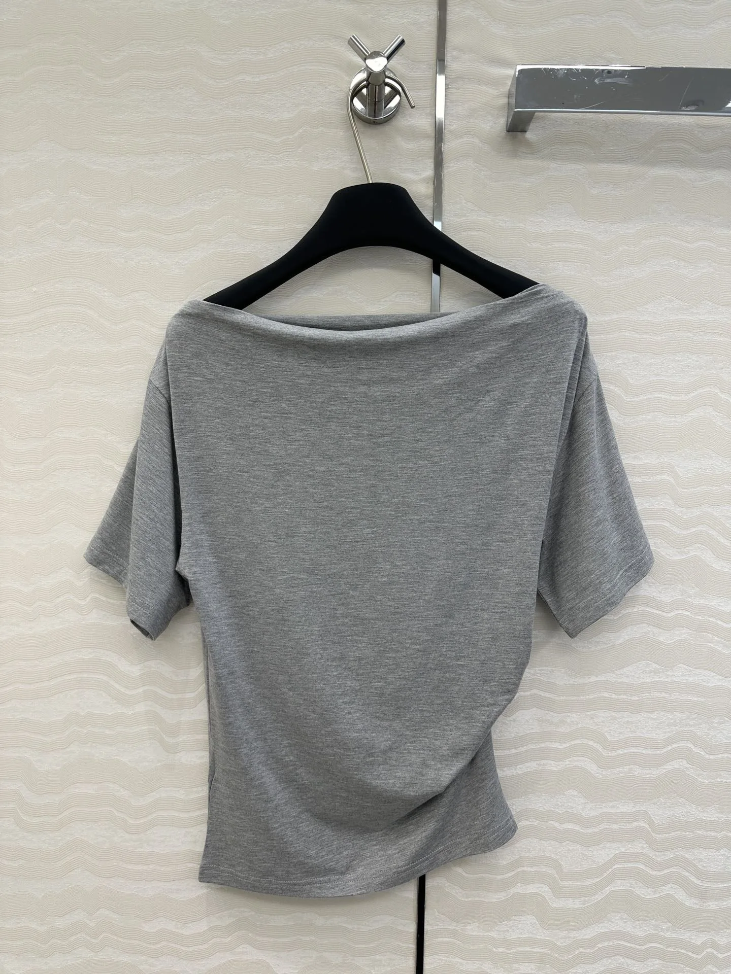 

Deconstructed Classic One-Line Collar Top
