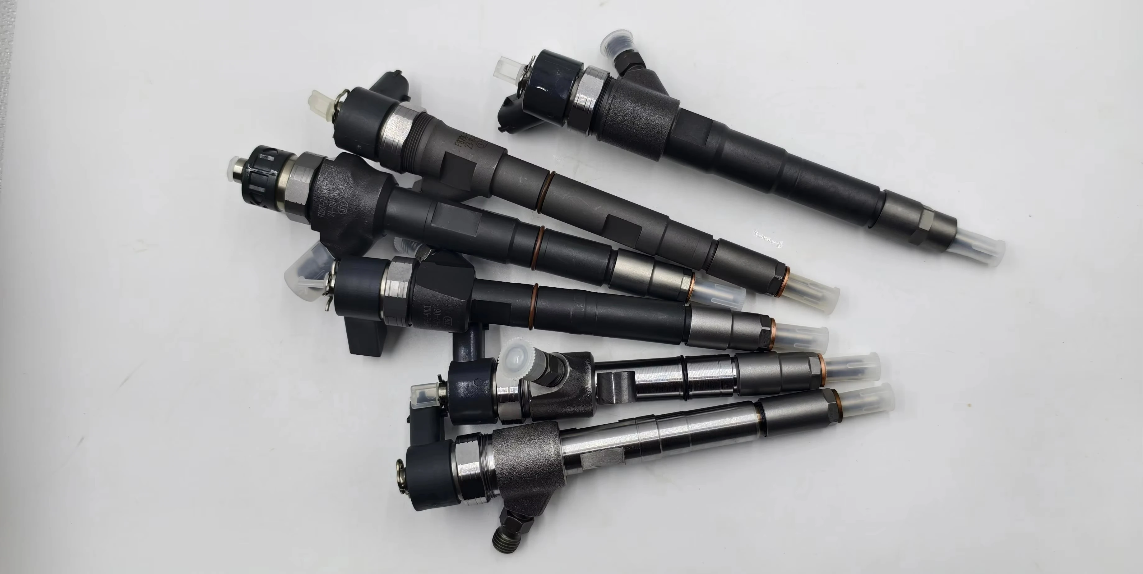 0445110295   فوهة حاقن الوقود الجديدة عالية الجودة مناسبة لمرسيدس بنز