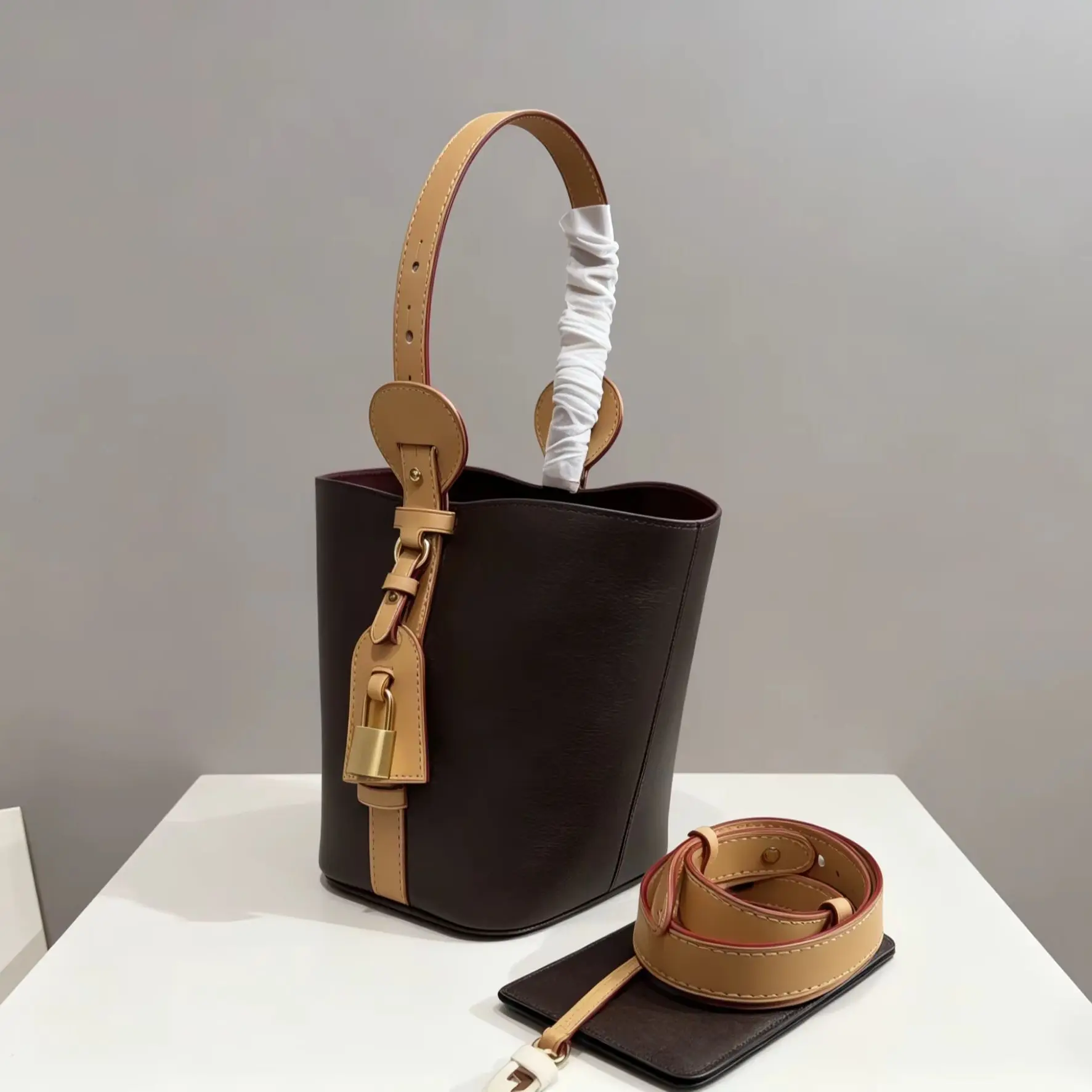 2026 New Brown Women's Shoulder Bag/Handbag/Bucket Bag, Large Capacity, 17-18cm