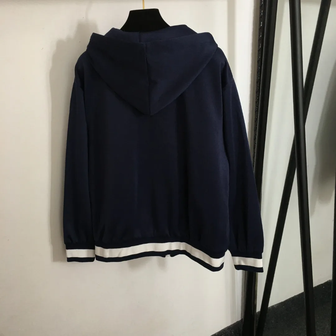 

The 2025 new sporty suit features a striped long-sleeved hooded jacket and casual tight-fitting cotton trousers