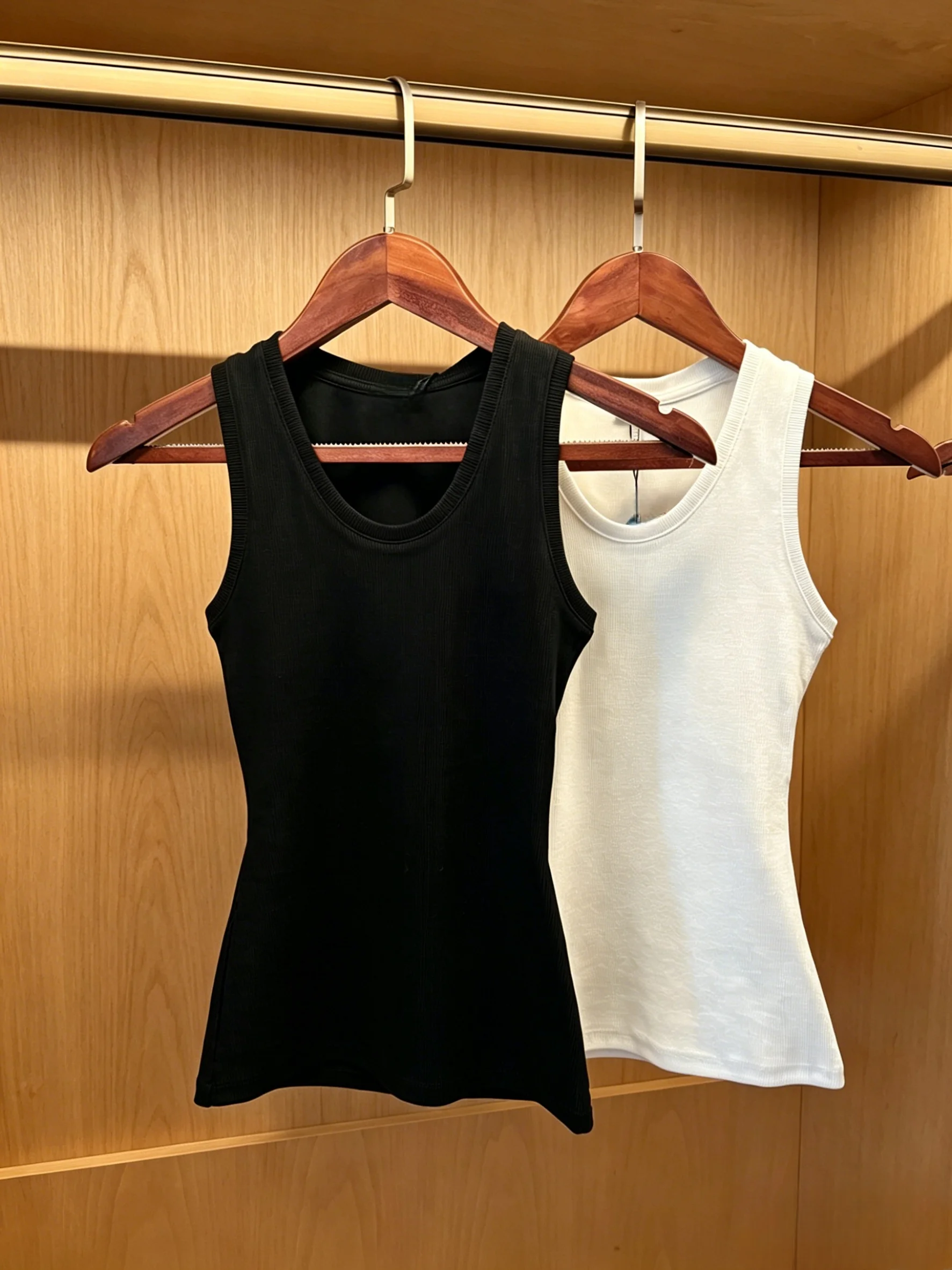 2026 New Style Womens Black And White Tank Top Size M L Casual Comfort Style Code 002