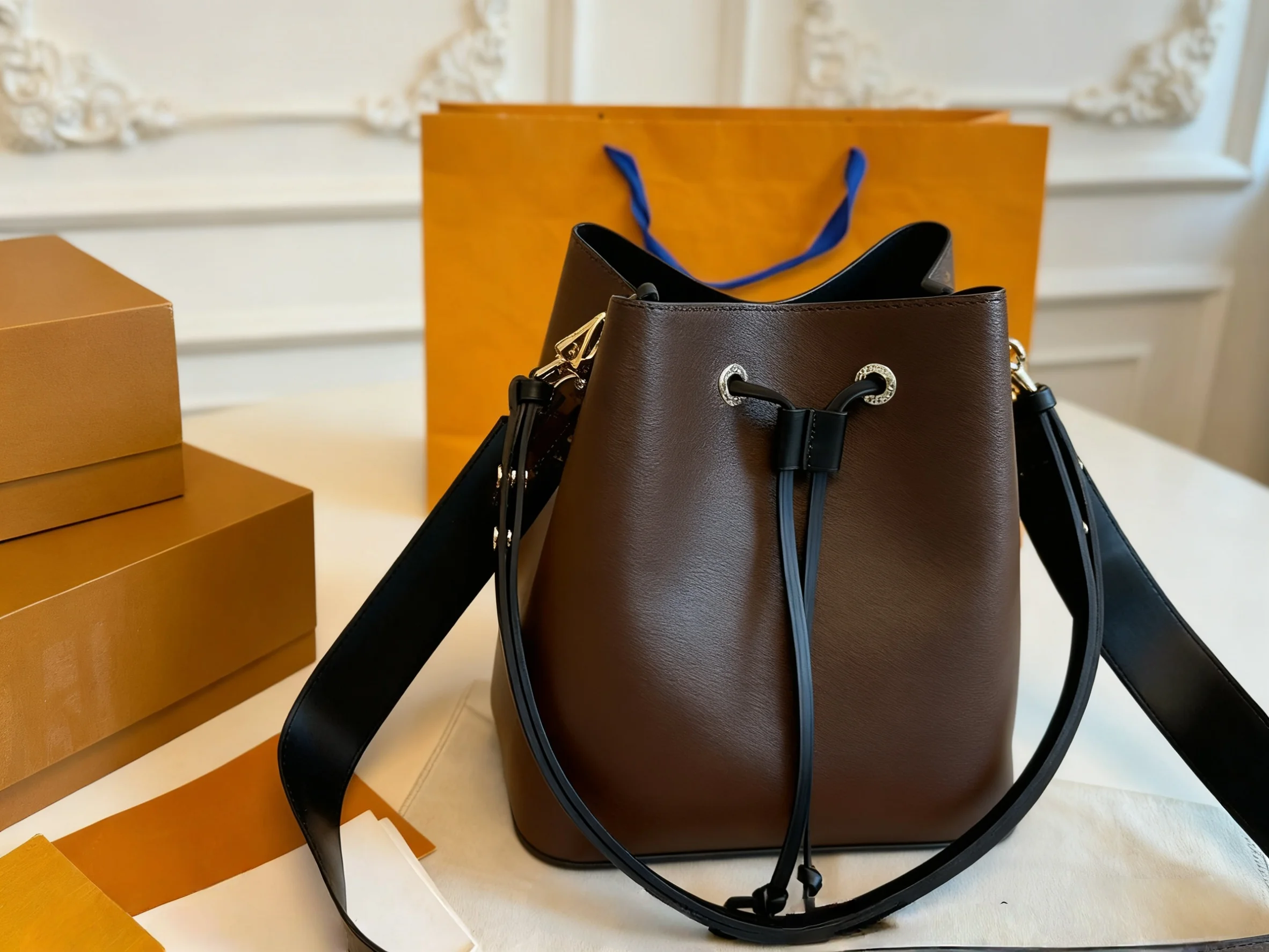 

2025 New SIZE: 26x25 CM Fashionable Versatile bags leather cherry Portable can be carried on the shoulder no boxes