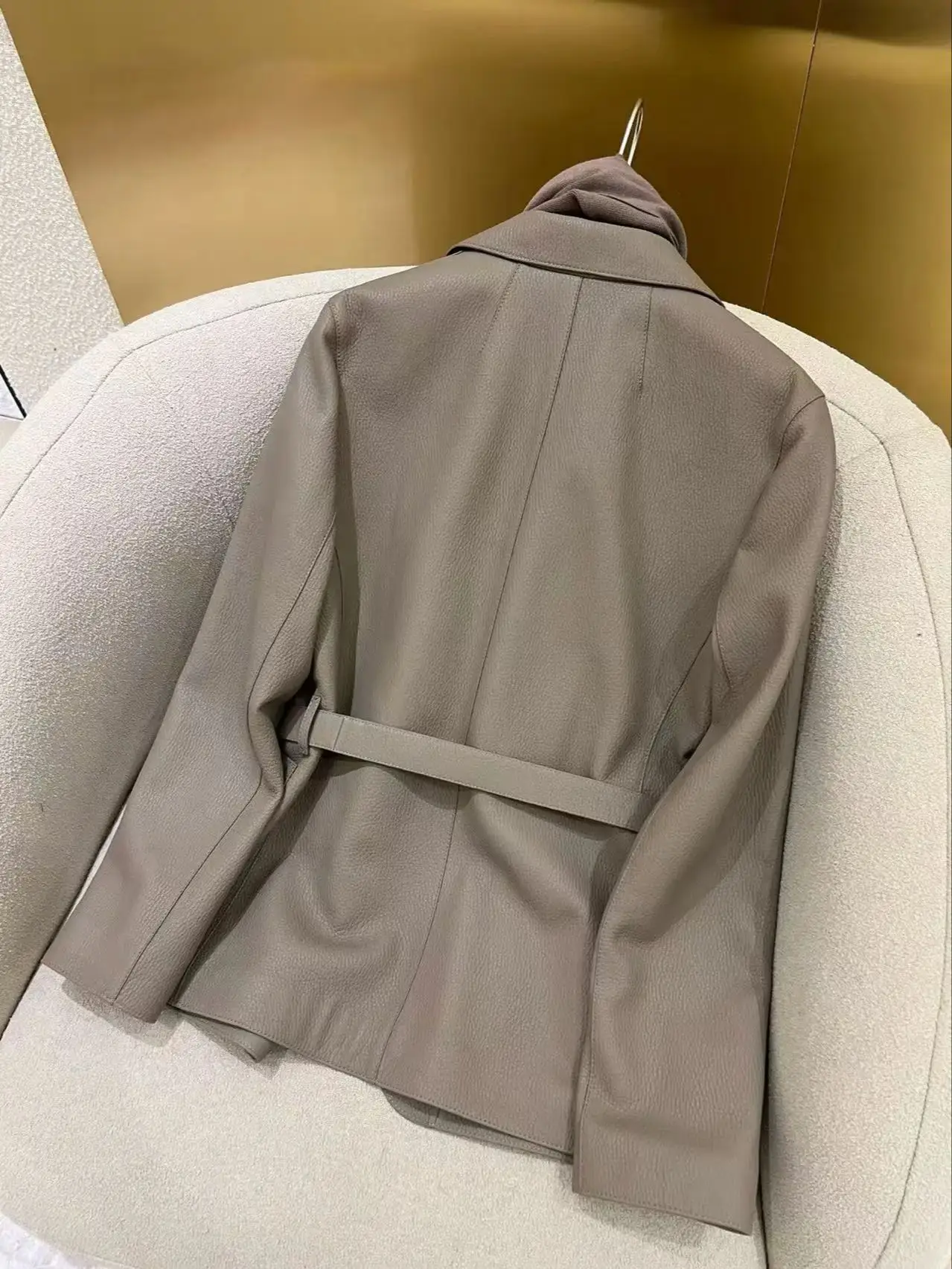 Elegancka damska kurtka ze skóry naturalnej z odpinanym kaszmirowym szalem