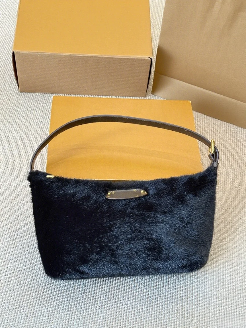 

2025 New SIZE: 25X15 CM Fashionable Versatile bags leather cherry Portable can be carried on the shoulder no boxes