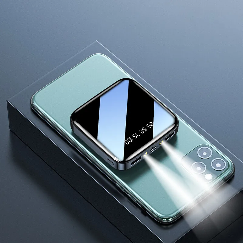 Mini power bank quadrato con supporto integrato per telefono, display digitale, batteria e torcia a LED, ideale per gli spostamenti e il campeggio.